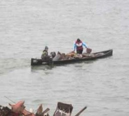 Asta-i nouă: căra cu barca pe Dunăre fierul furat